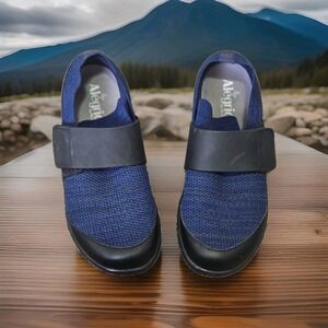 Alegria Qwik Traq knit sneakers in blue and black. Excellent 38 7.5 USA